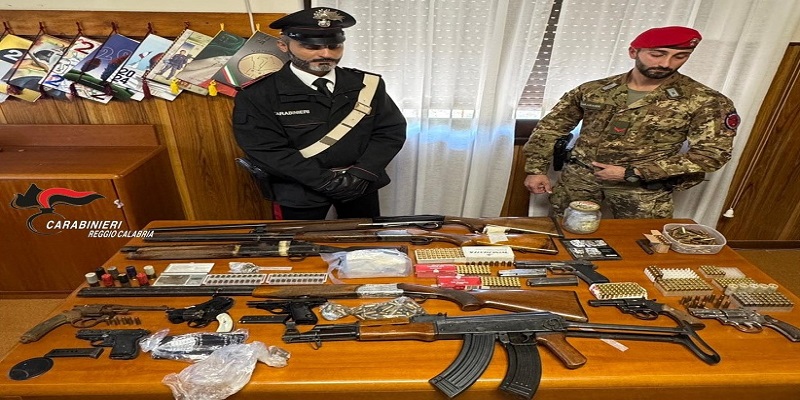 Montebello jonico (rc). maxi-sequestro di armi e droga da parte dei carabinieri della compagnia di melito porto salvo: 6 persone denunciate.